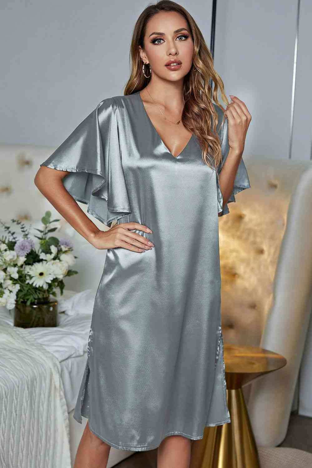 Robe de nuit en satin à manches flottantes et fente latérale à col en V