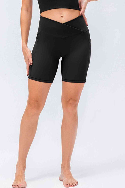 Short de sport coupe slim avec ceinture en V