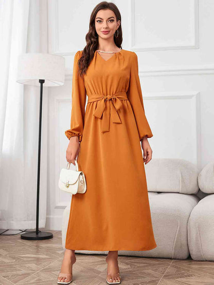 Robe longue à manches bouffantes et taille nouée