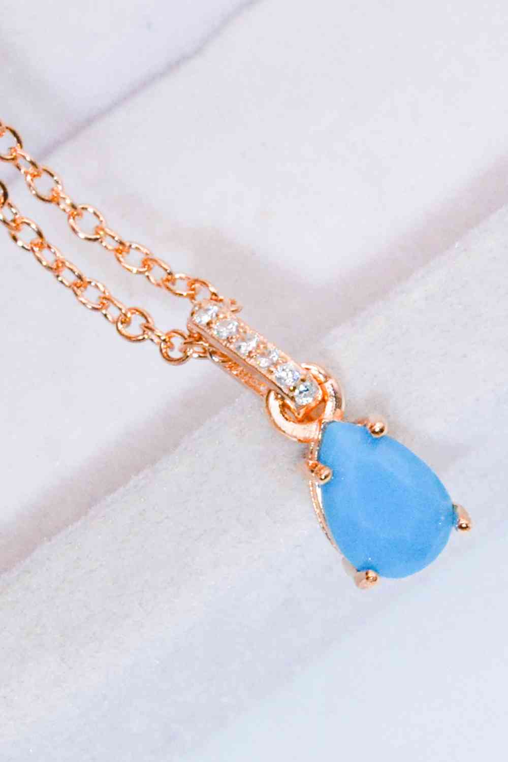 Collier pendentif à 4 griffes en forme de larme turquoise