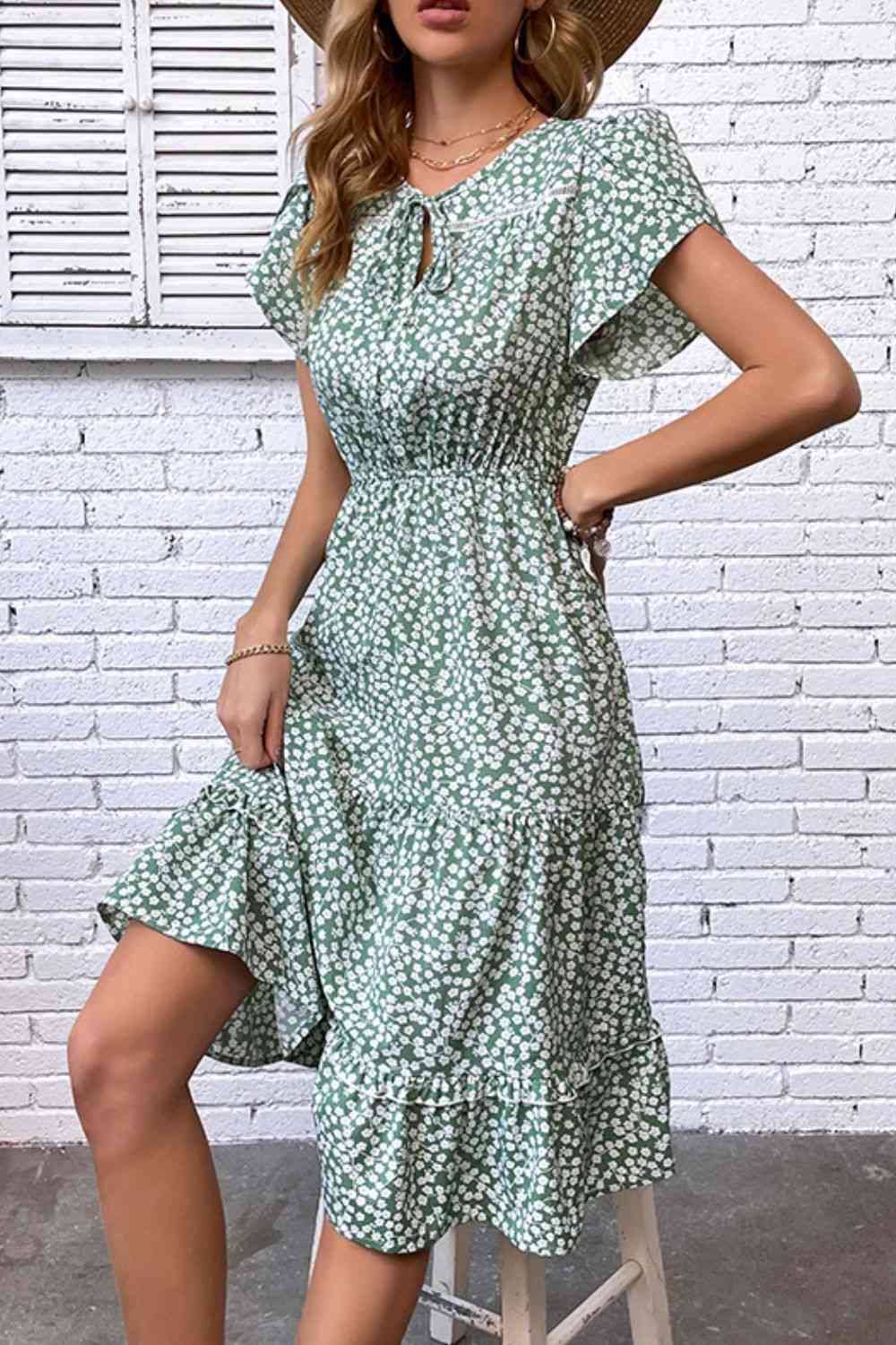 Robe florale à manches pétales et col noué