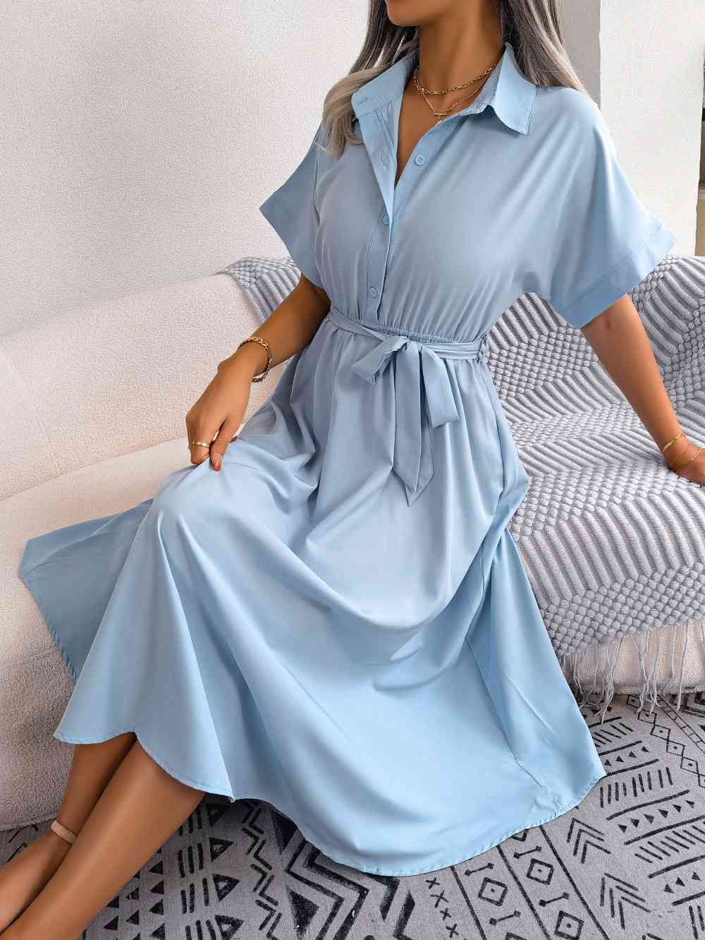 Robe avec ceinture à nouer et col à manches courtes