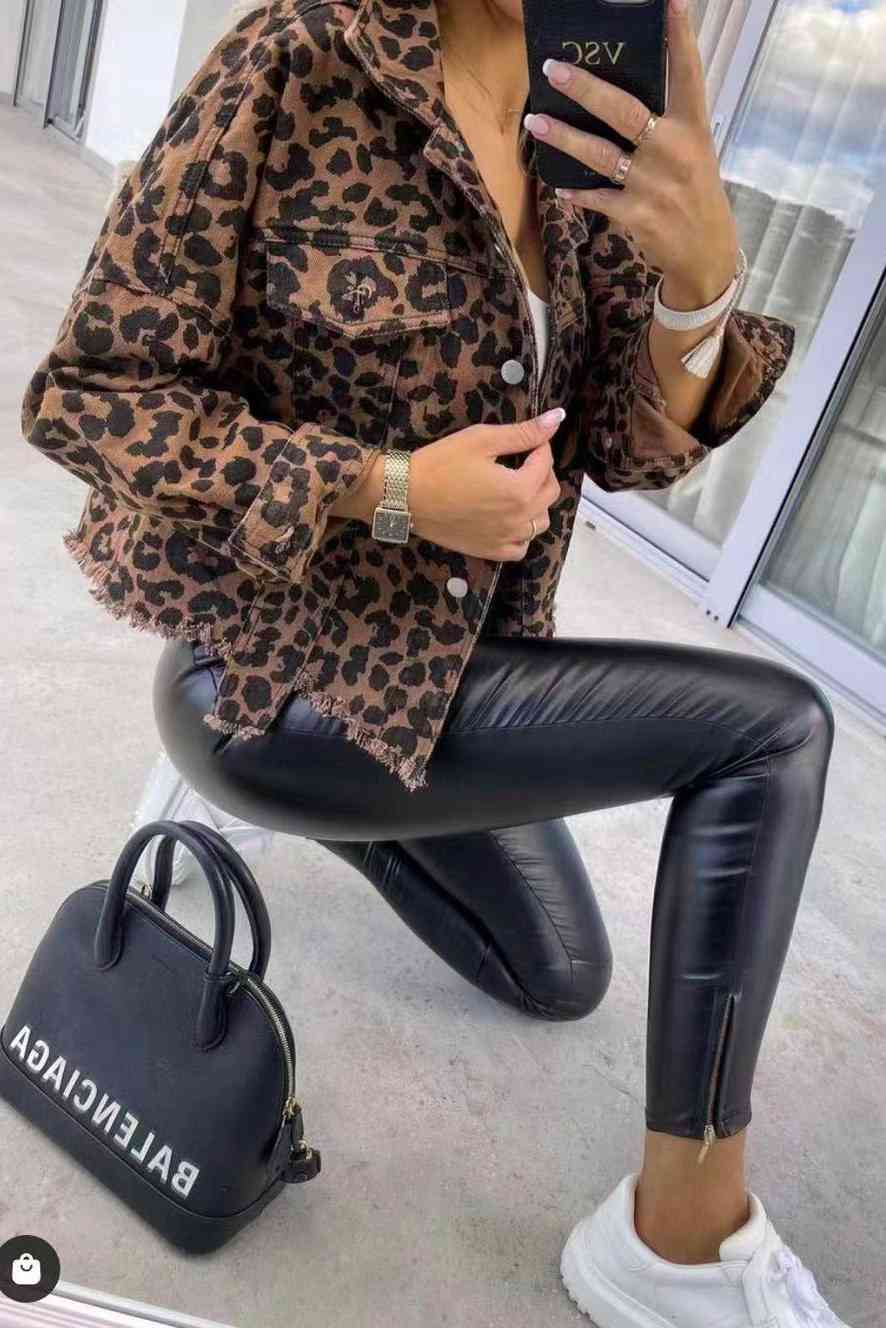 Chaqueta vaquera con dobladillo sin rematar de leopardo