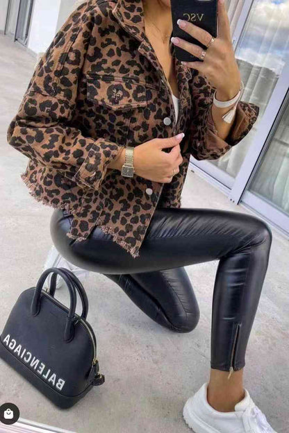 Chaqueta vaquera con dobladillo sin rematar de leopardo