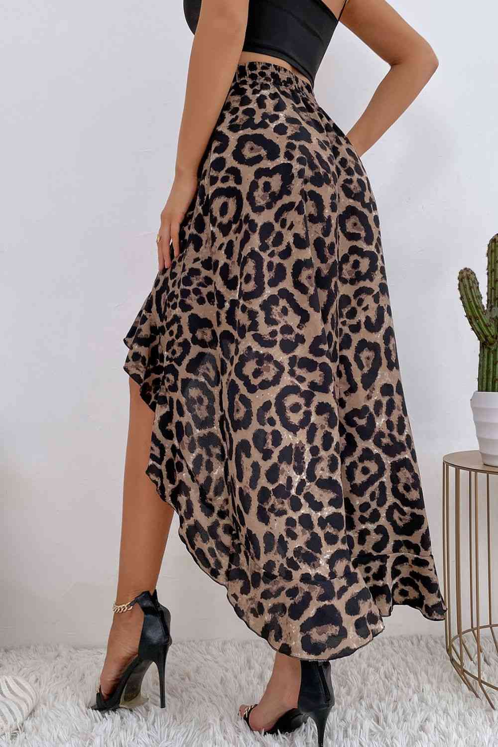 Falda asimétrica con dobladillo con volantes de leopardo