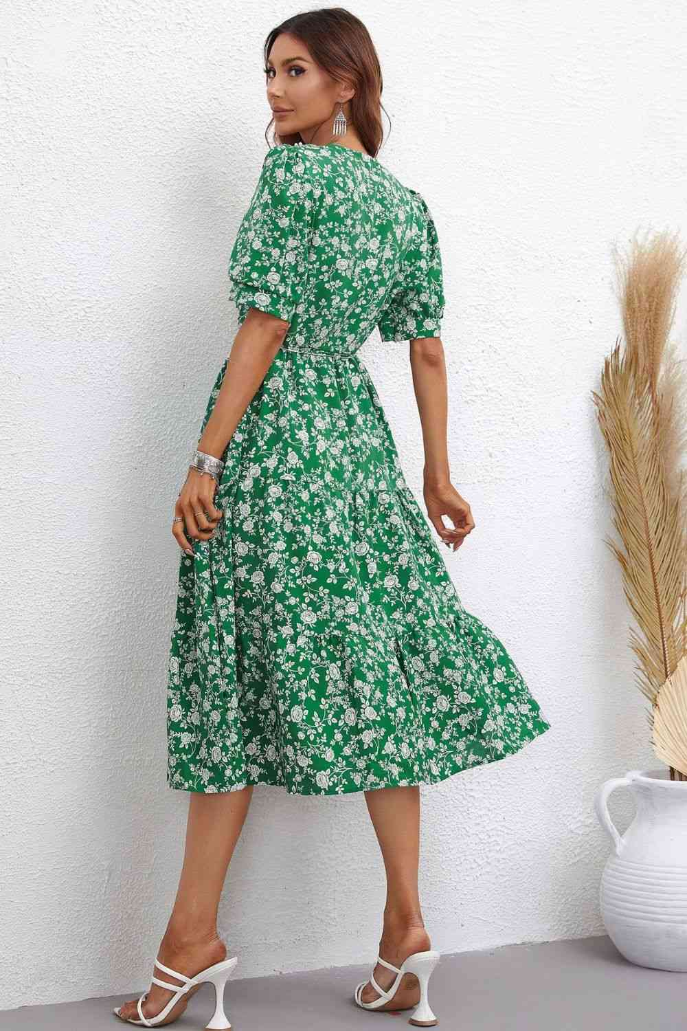 Robe mi-longue florale à manches bouffantes et taille nouée