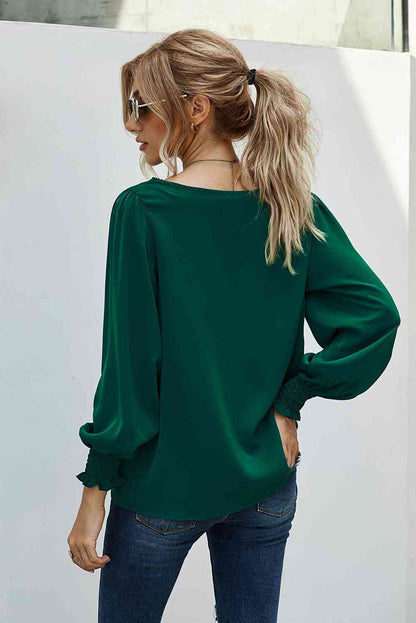 Blusa con mangas farol y ribete de encaje