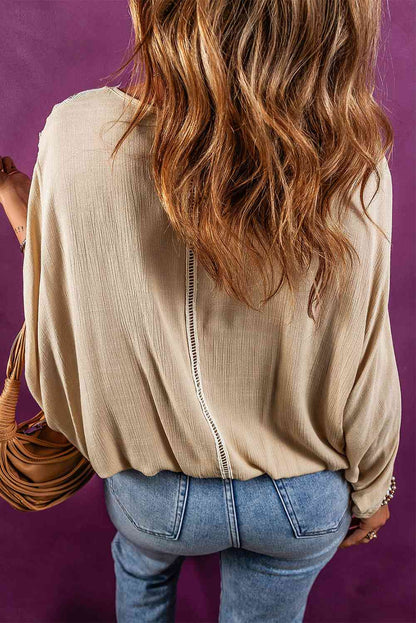 Blusa con abertura y detalle de encaje con cuello en V