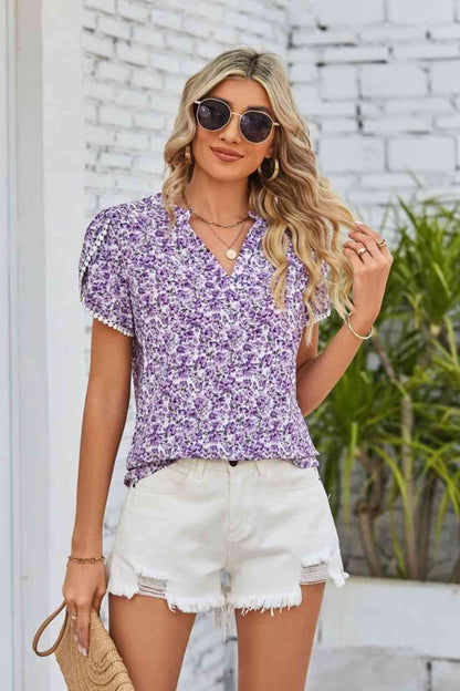 Blusa floral con cuello con muescas