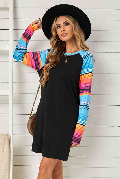 Robe rayée à manches longues raglan et col rond