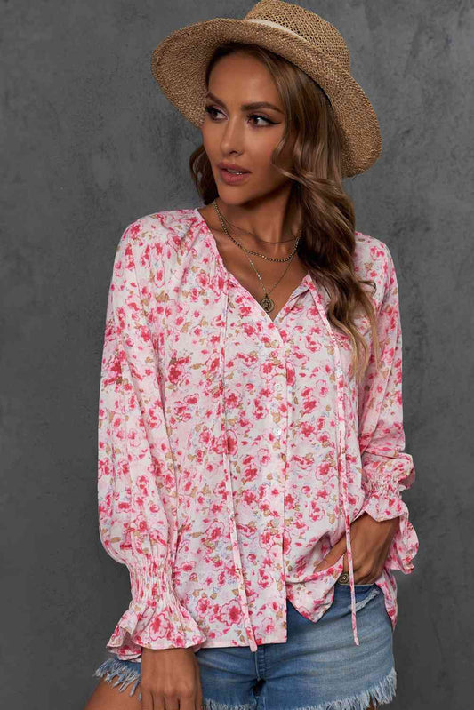 Blusa estampada con cuello anudado y manga larga con volante