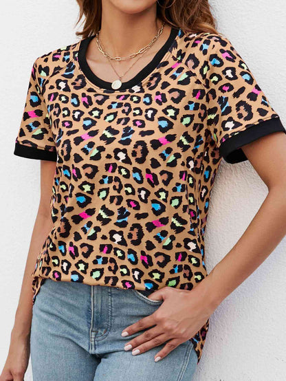 Camiseta de manga corta con cuello redondo de leopardo