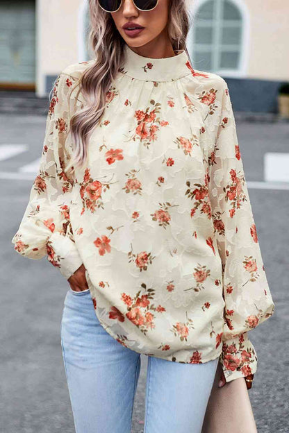 Blusa con manga farol y cuello simulado con estampado floral