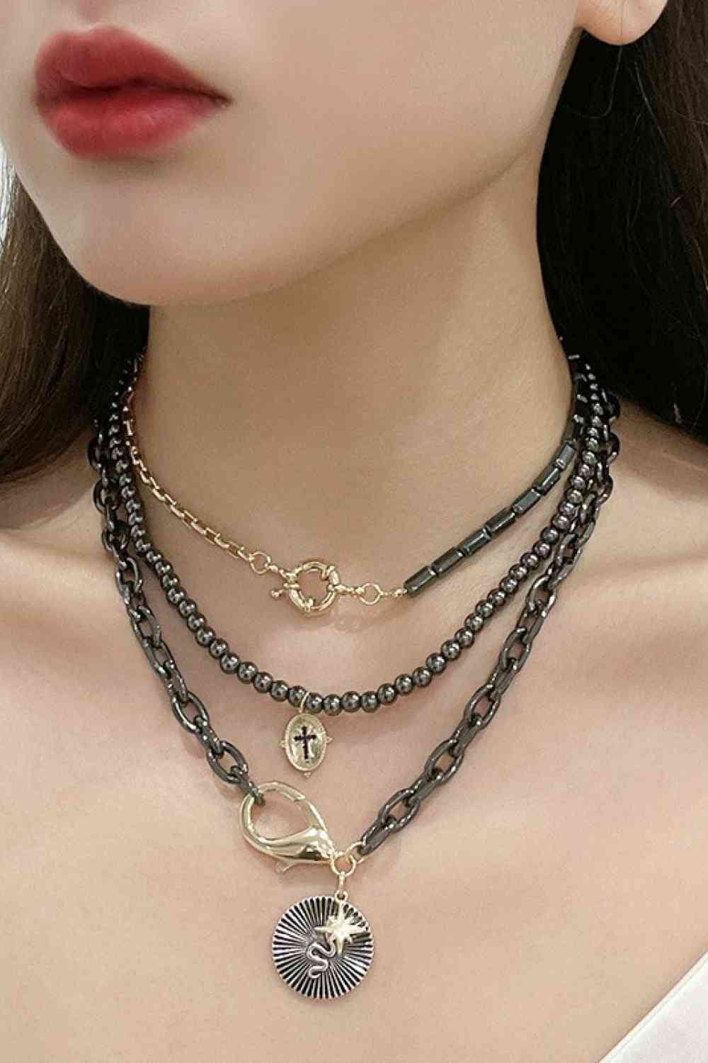 Conjunto de collar de tres piezas con colgante de serpiente y cruz