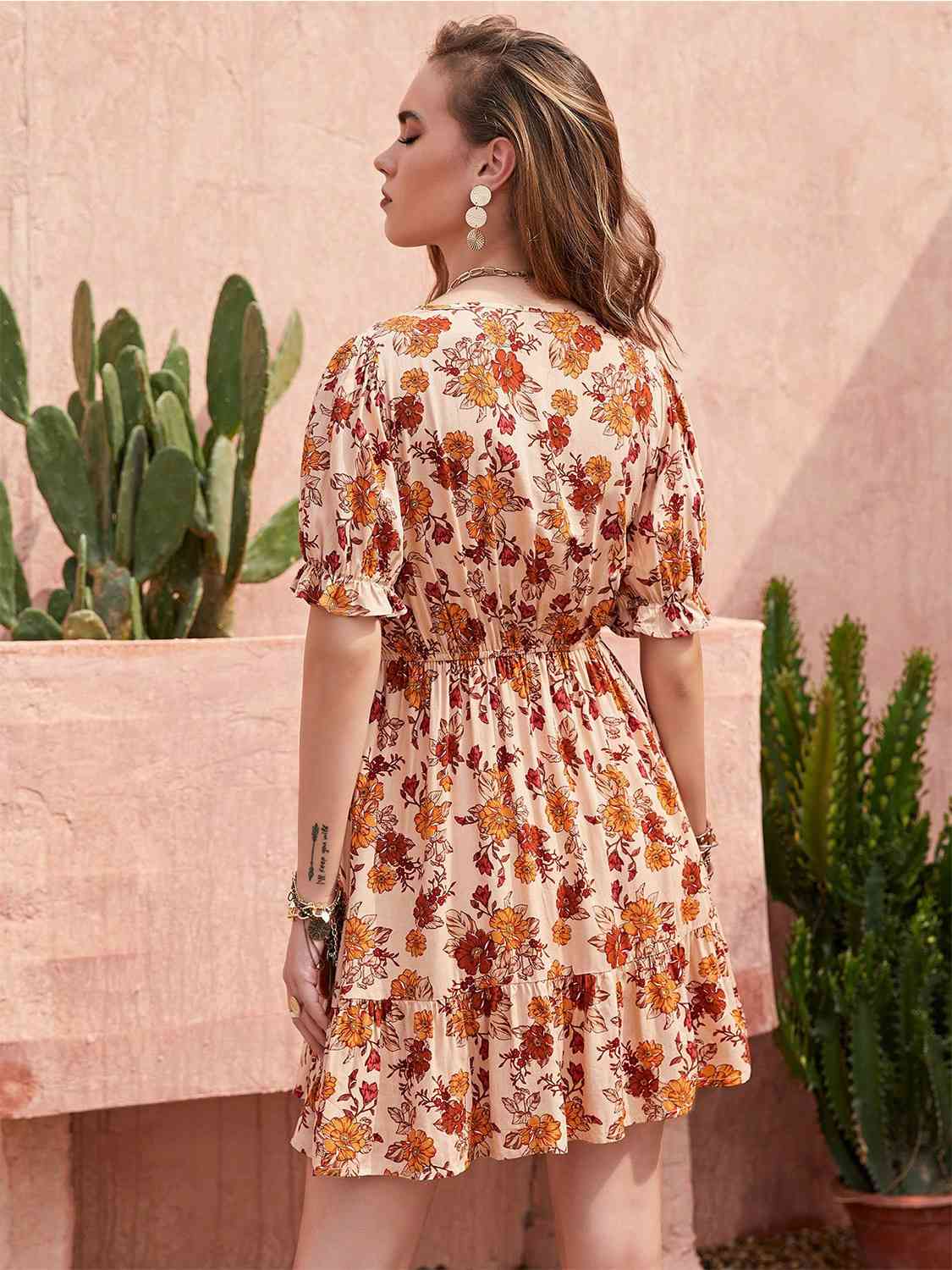 Vestido floral con cuello en V y mangas con volantes