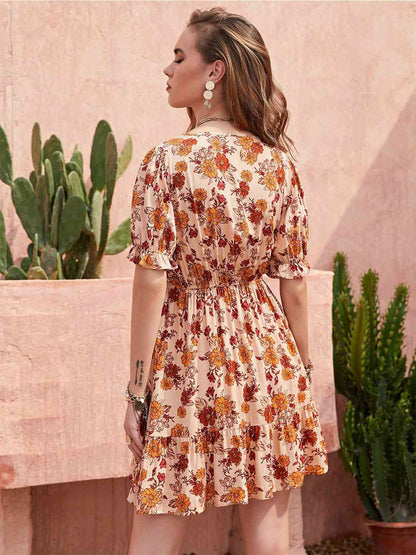 Vestido floral con cuello en V y mangas con volantes