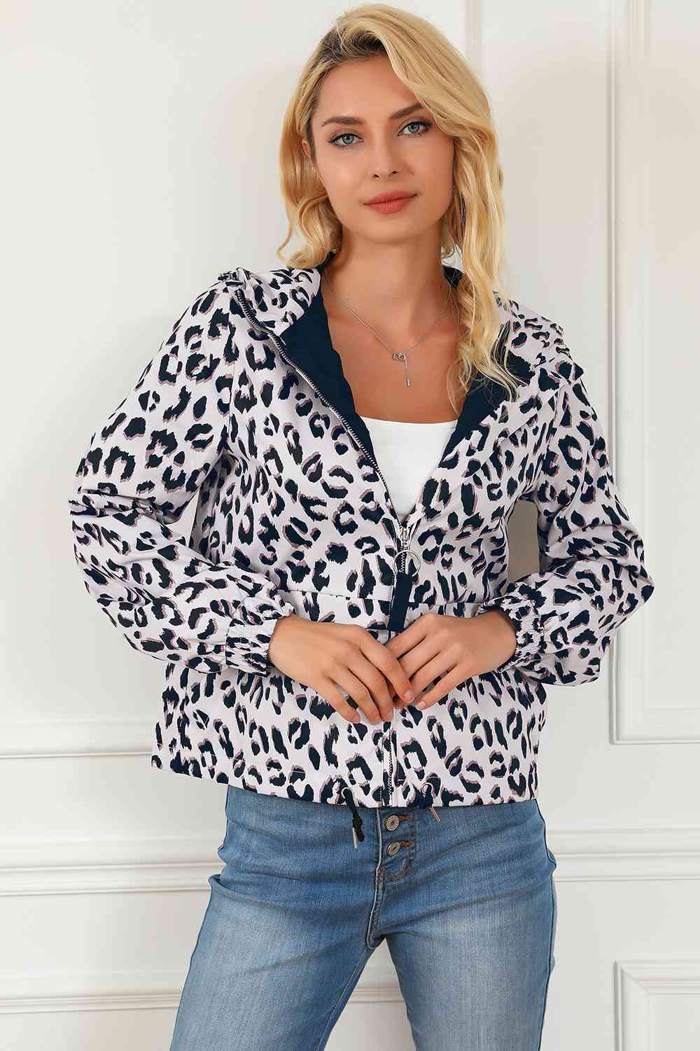 Chaqueta con capucha y cremallera de leopardo