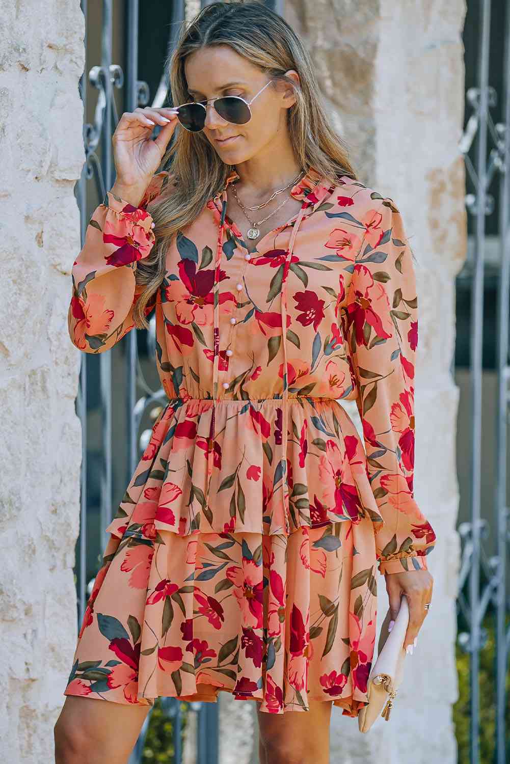 Vestido a capas de manga larga con cuello anudado floral