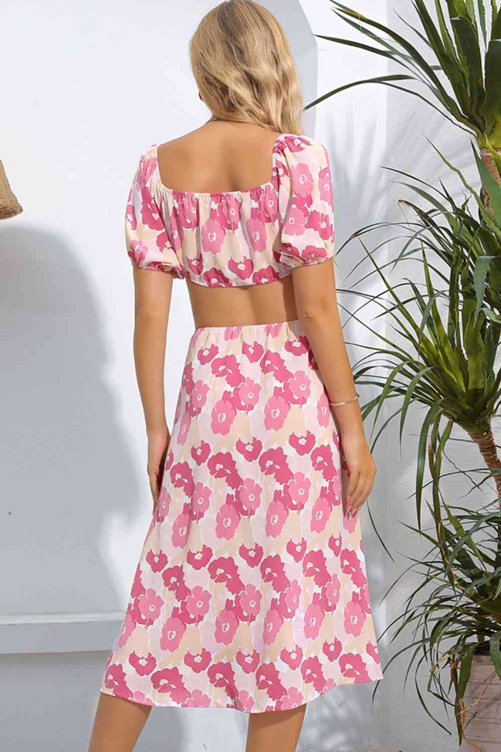 Vestido con mangas abullonadas y cuello cuadrado con abertura floral