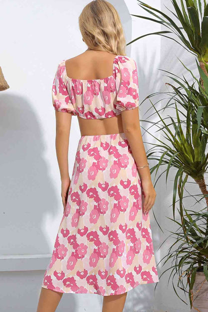 Vestido con mangas abullonadas y cuello cuadrado con abertura floral