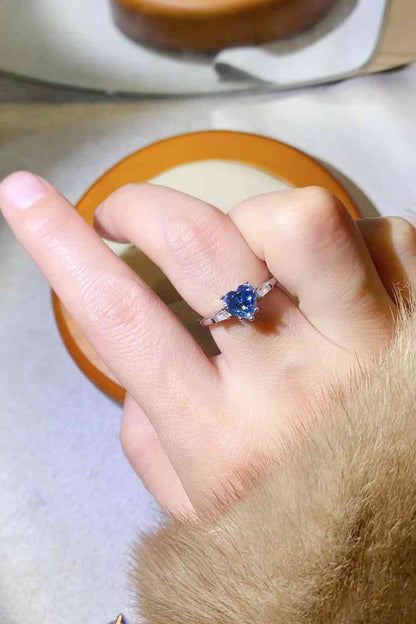 Bague plaquée platine en forme de cœur en moissanite de 1 carat en bleu