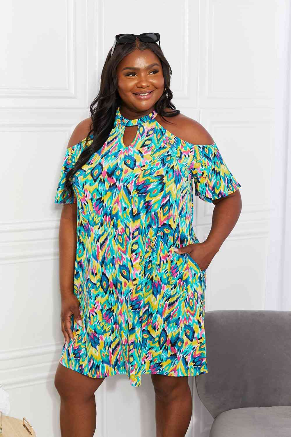 Sew In Love Robe à épaules dénudées imprimée Perfect Paradise pleine taille