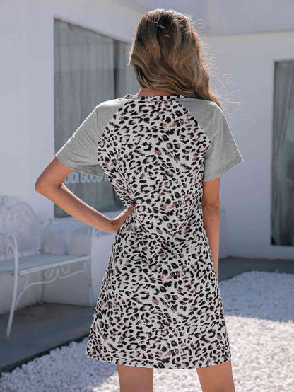 Minivestido de manga corta con cuello redondo y estampado de leopardo