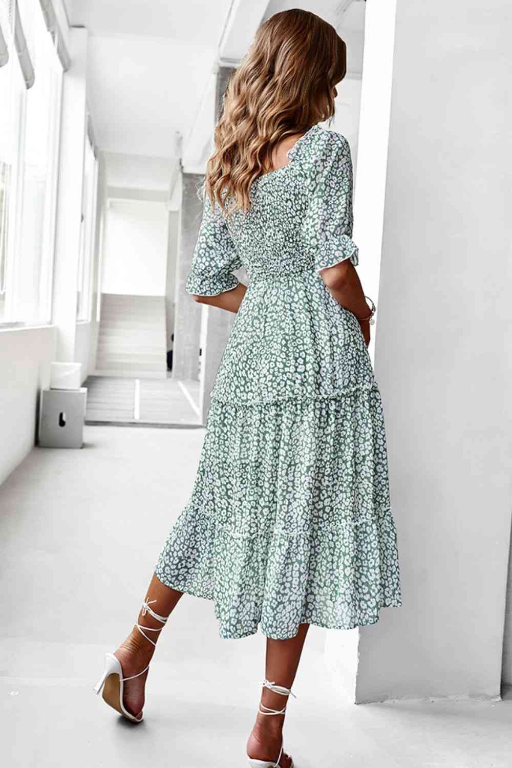 Robe midi smockée à petites fleurs et épaules dénudées