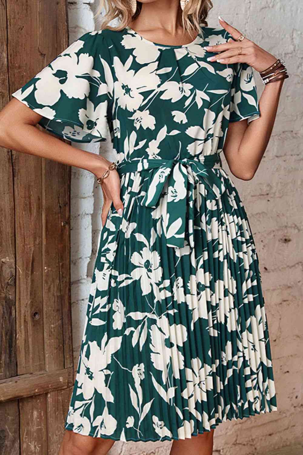 Vestido plisado con cinturón y lazo con cuello redondo floral