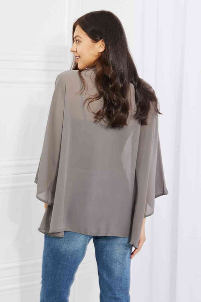 Melody Just Breathe Kimono en mousseline de soie pleine taille en gris