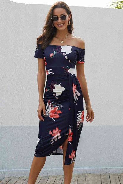 Vestido midi estampado con hombros descubiertos y abertura