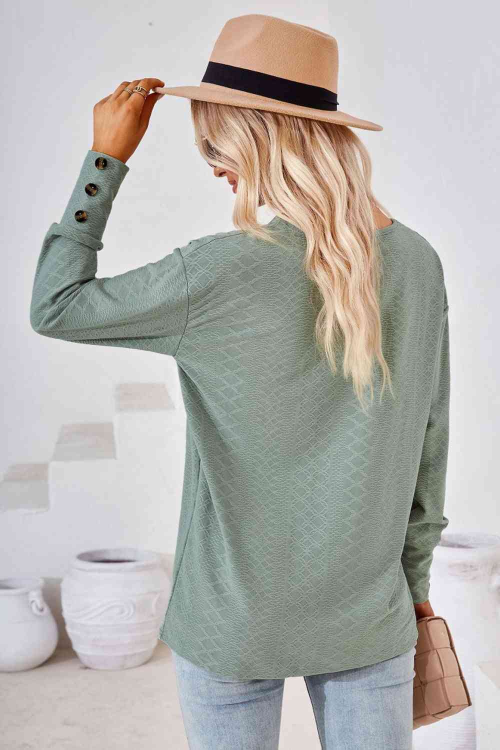 Blusa de manga larga con cuello en V