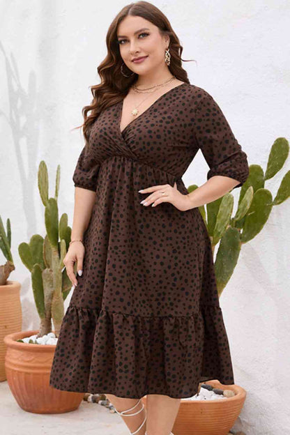 Vestido con dobladillo con volantes y sobrepelliz estampado de talla grande