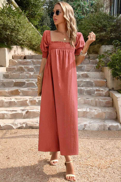 Robe midi smockée à col carré et poches