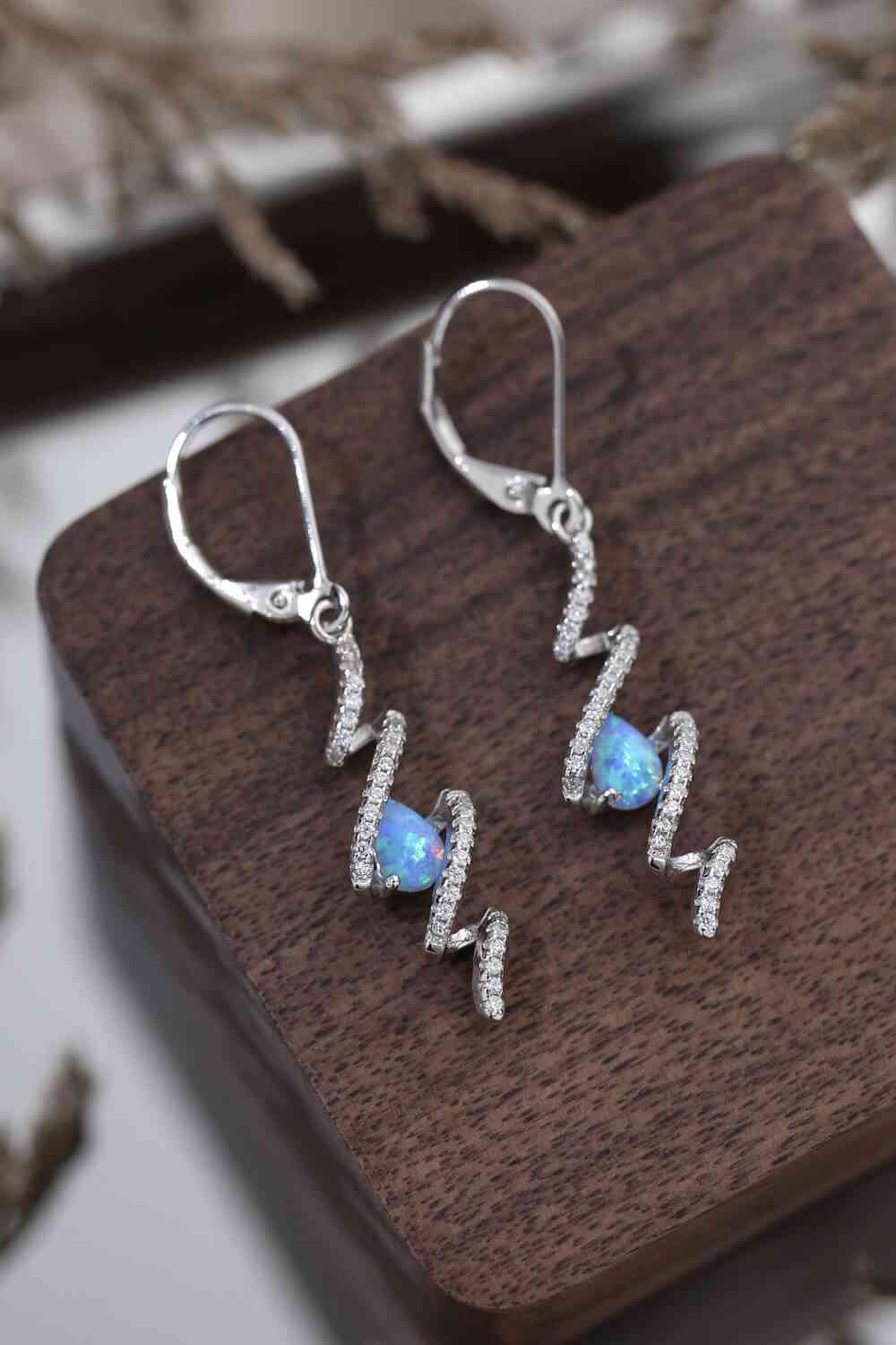 Boucles d'oreilles pendantes en opale torsadée