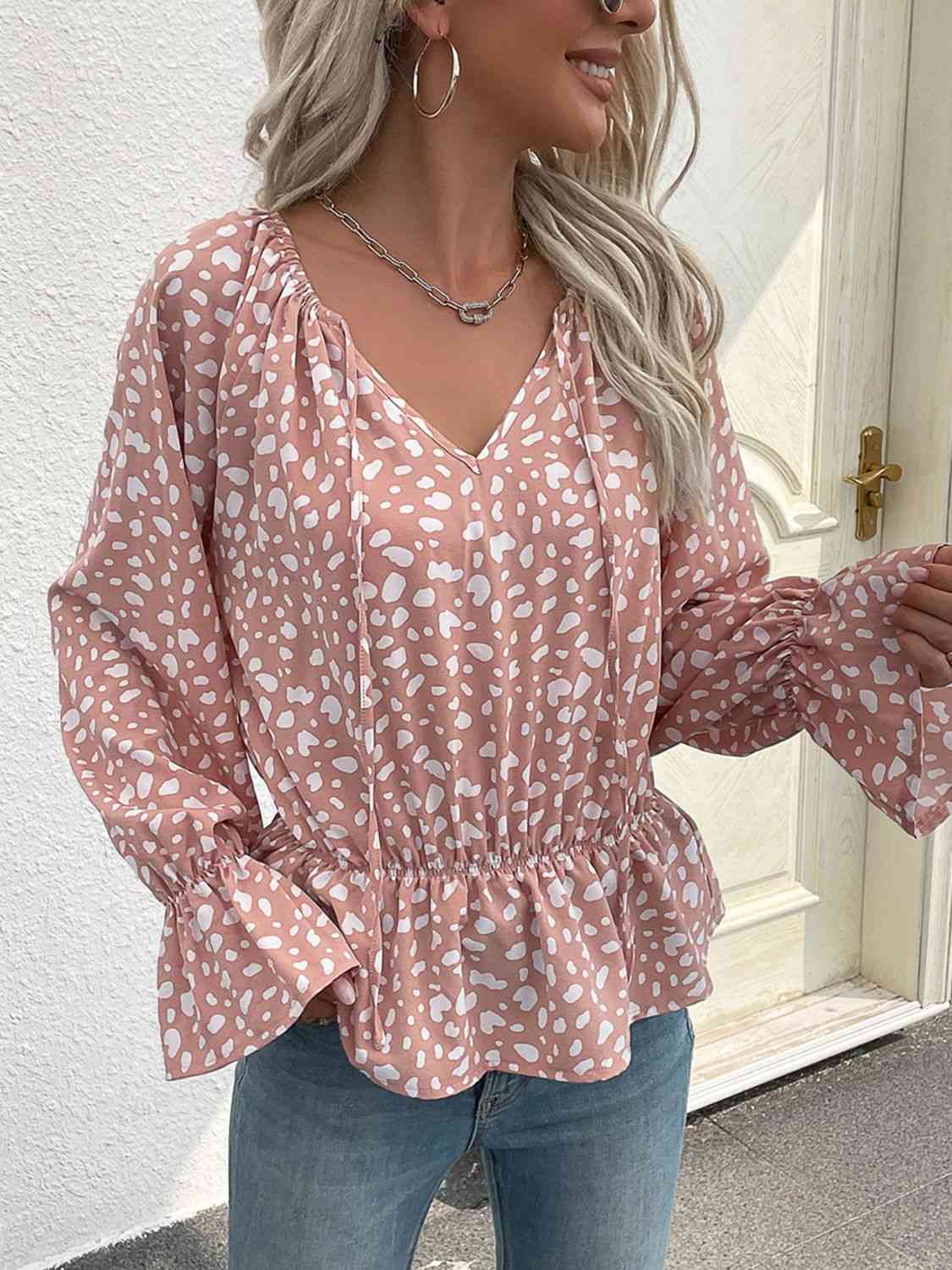 Top peplum con manga con volante y cuello anudado estampado