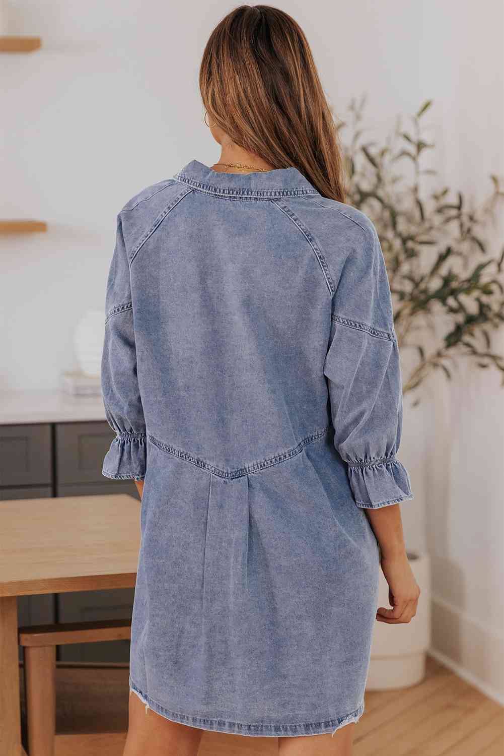 Minivestido denim con cuello con cuello y mangas con volantes