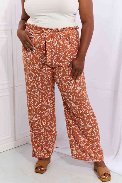 Pantalon imprimé géométrique pleine taille à angle droit Heimish en rouge orange