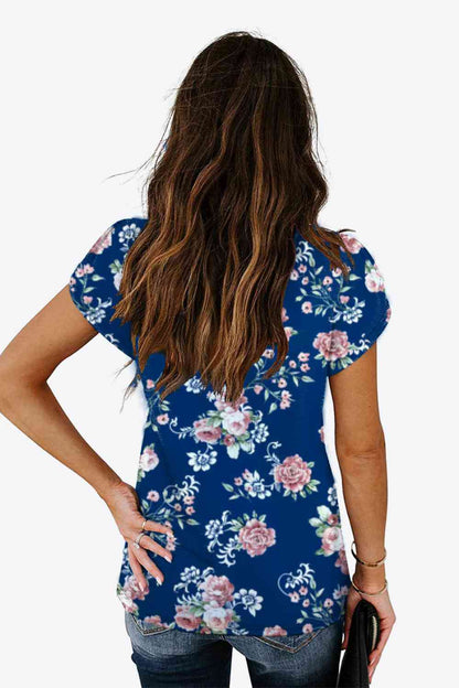 Blusa estampada con cuello en V y mangas de pétalos