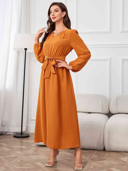 Robe longue à manches bouffantes et taille nouée