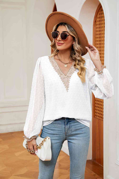 Blusa con cuello en V en contraste de lunares suizos