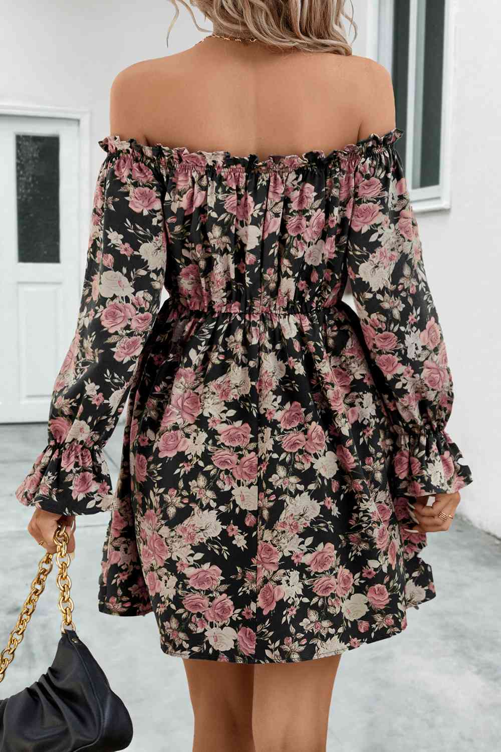 Vestido floral con hombros descubiertos y mangas con volantes