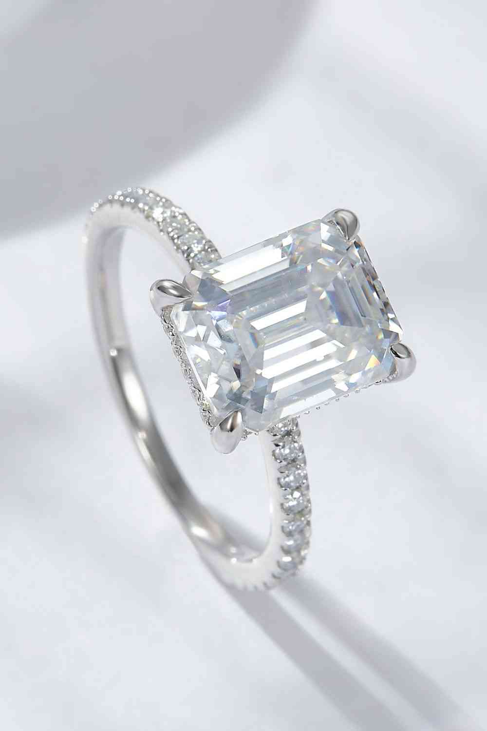 Bague en pierre latérale de moissanite de 4 carats taille émeraude