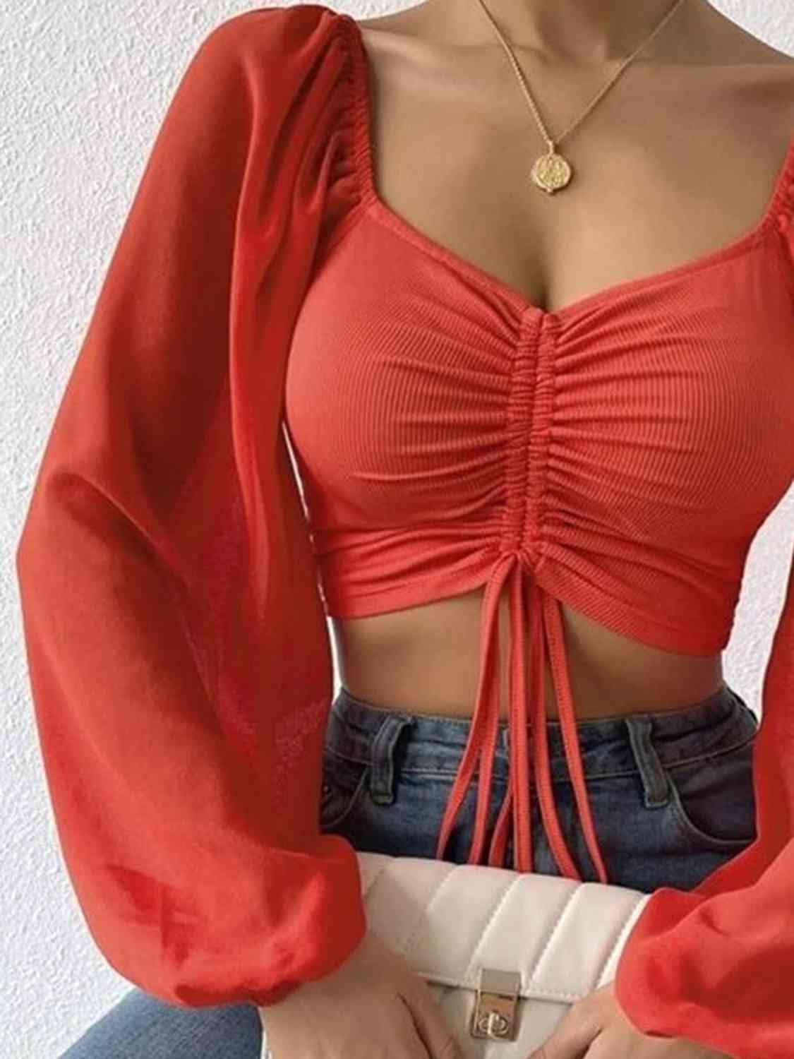 Top corto con cuello en forma de corazón y cordón