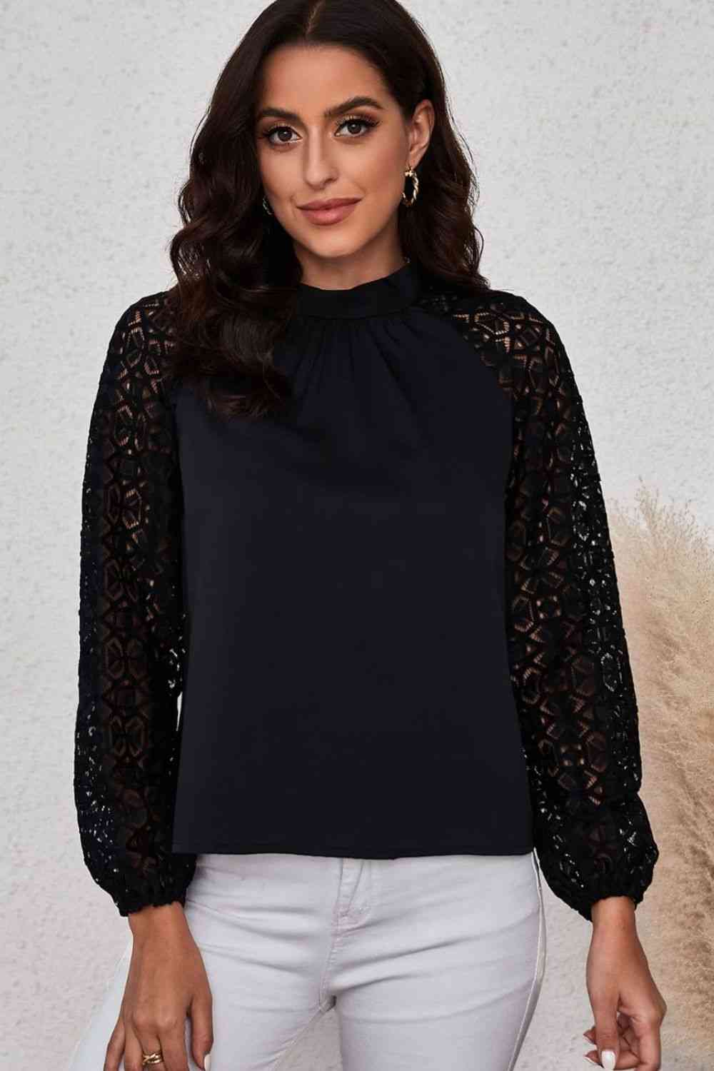 Blouse en dentelle à manches raglan et détails froncés