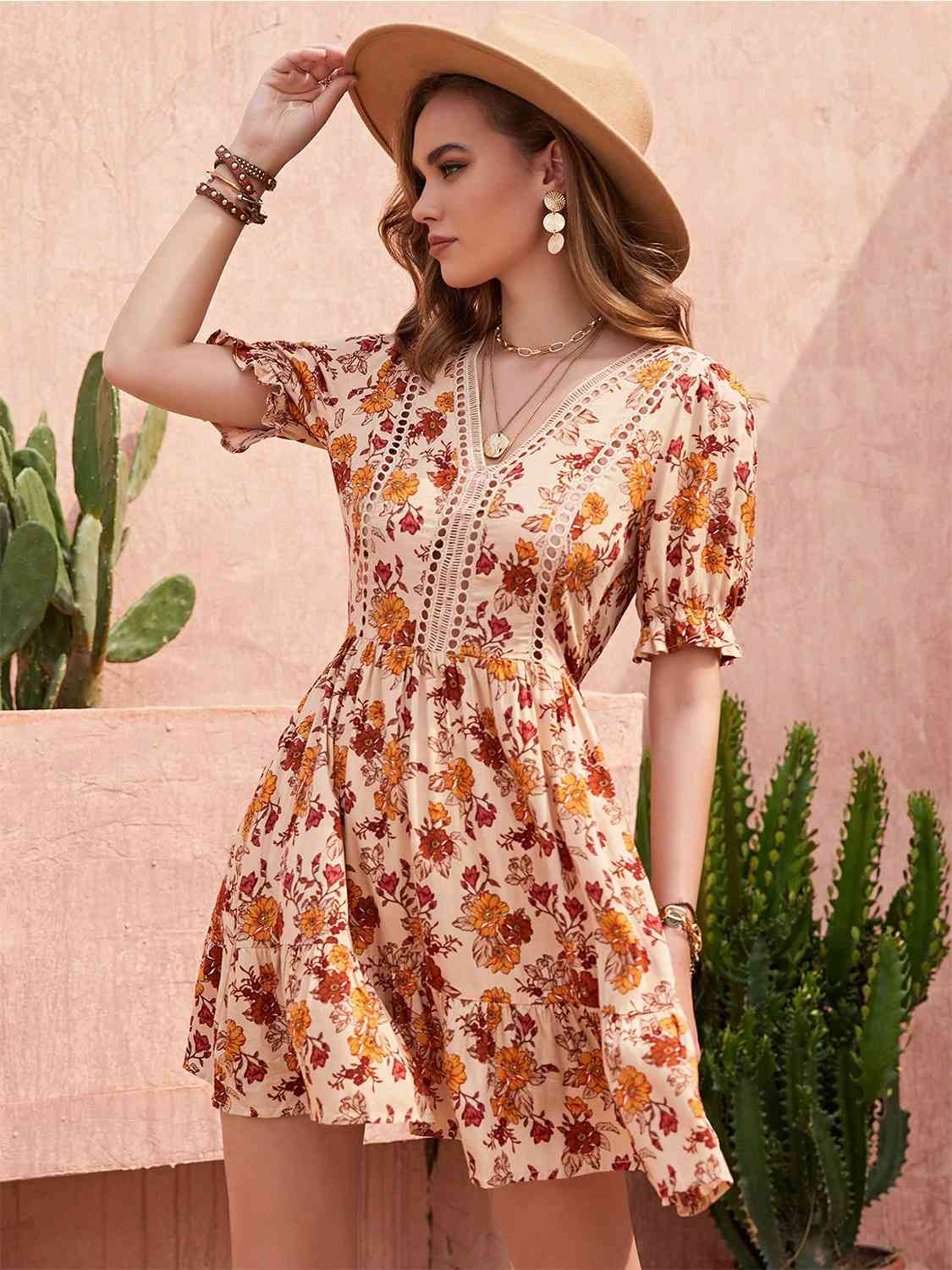 Vestido floral con cuello en V y mangas con volantes