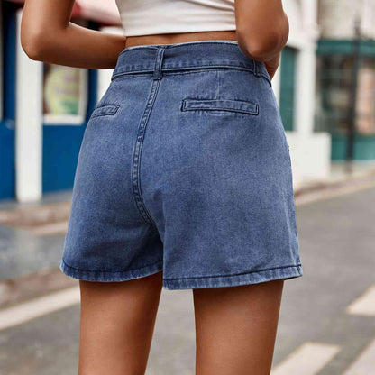 Short en jean avec ceinture à nouer et poches