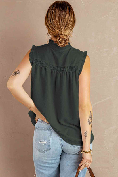 Blusa sin mangas fruncida con ribete de volantes y botones