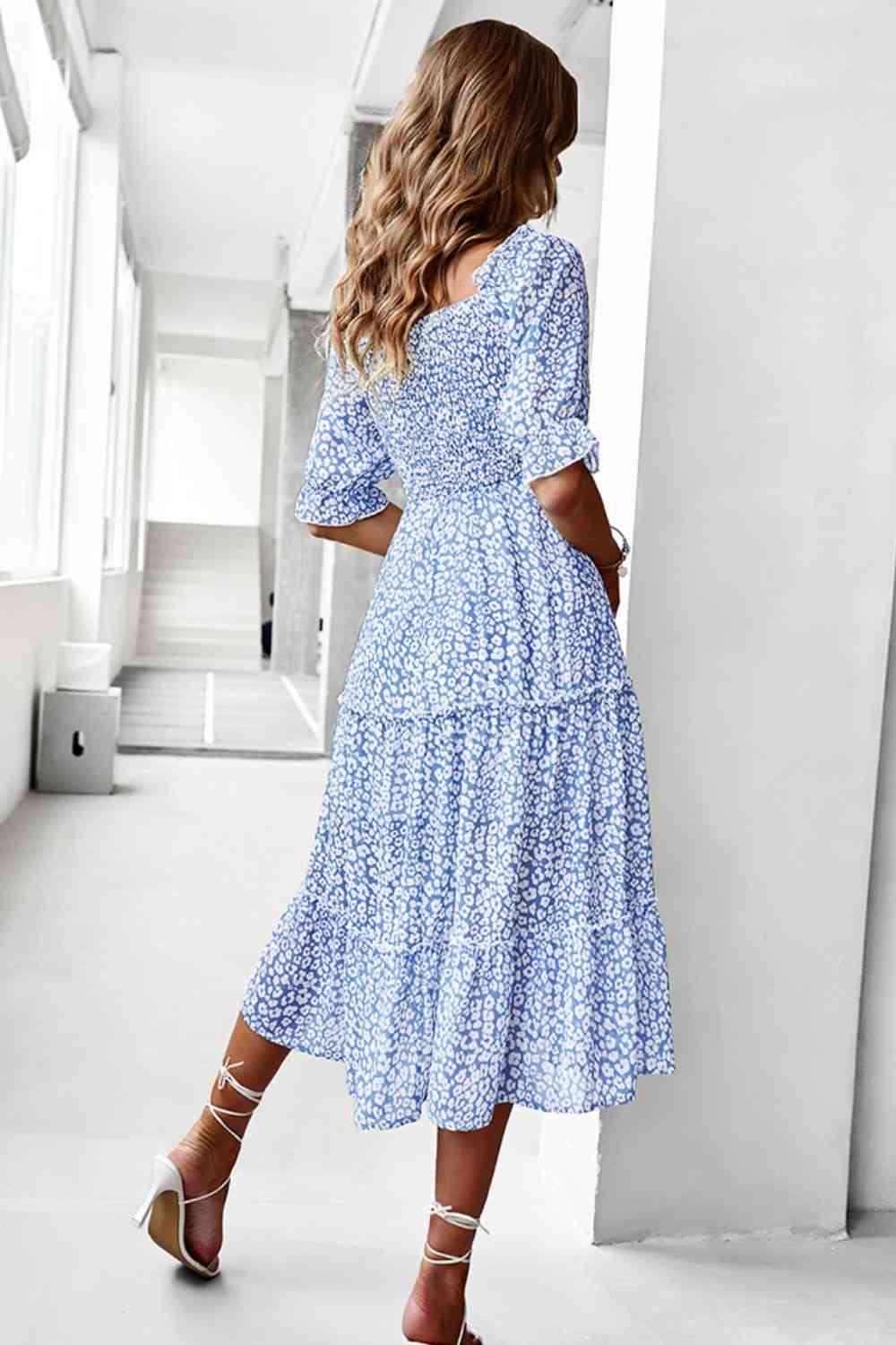 Robe midi smockée à petites fleurs et épaules dénudées