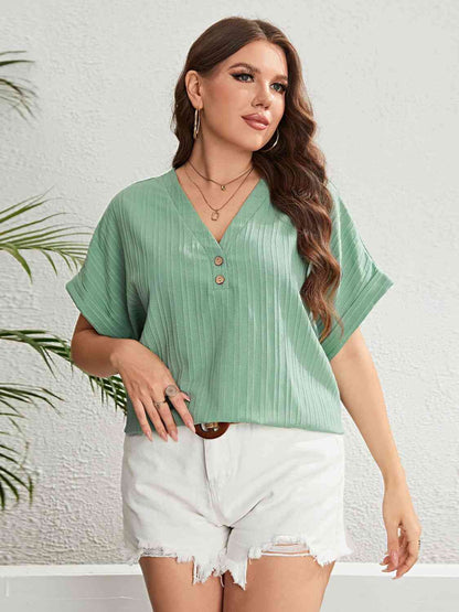 Top de manga corta con cuello en V y botones de talla grande